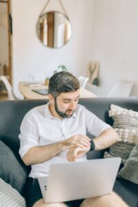 Jak efektywnie organizować czas pracy zdalnej, aby zachować równowagę życiową