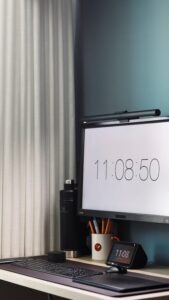 Jak efektywnie organizować miejsce pracy w domu, aby zwiększyć produktywność i komfort